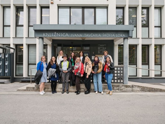 Prie bibliotekos