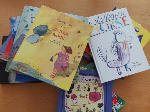 Poltavos regiono vaikų visuomeninės organizacijos „Століття краси“ dovanotos knygos