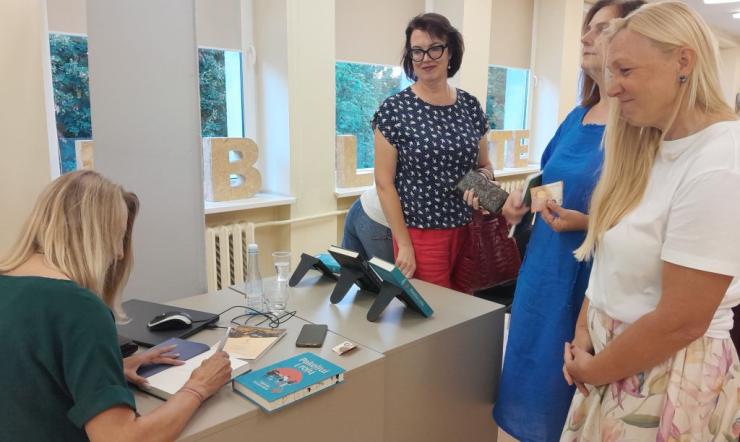  Knygos „Man 50. Ir aš dar gyva“ autorė pakvietė į susitikimą rajono viešojoje bibliotekoje