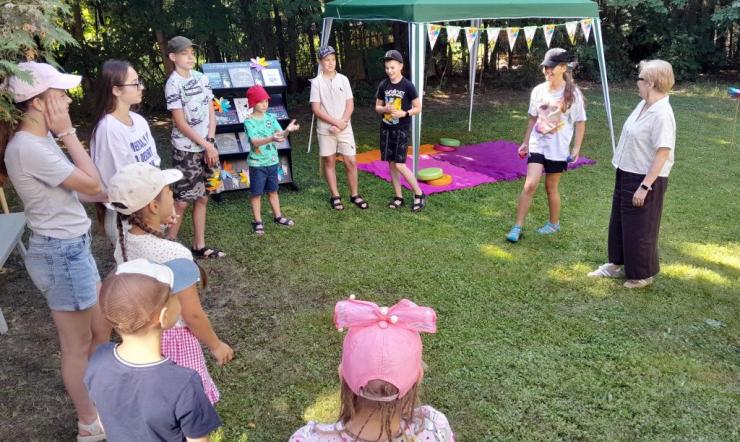 Šurmulys, kūryba ir naujos draugystės: „Keturių bibliotekų tiltas“ sujungė vaikus saugiai vasarai
