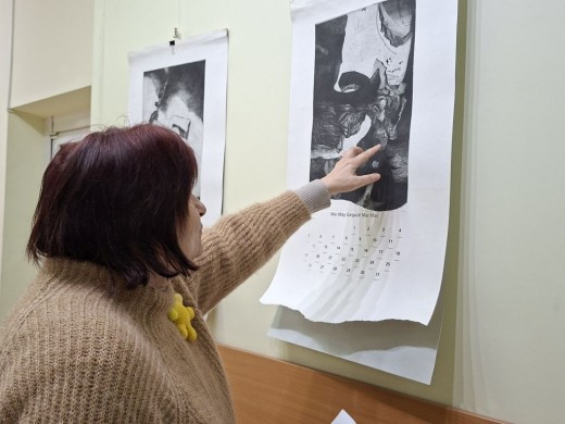 Bronė Kanoverskytė prie savo grafikos darbų