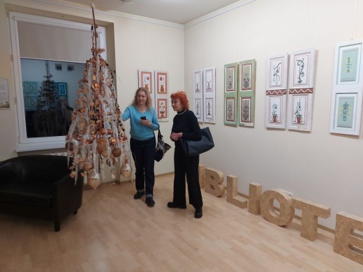 Prie langinių parodos